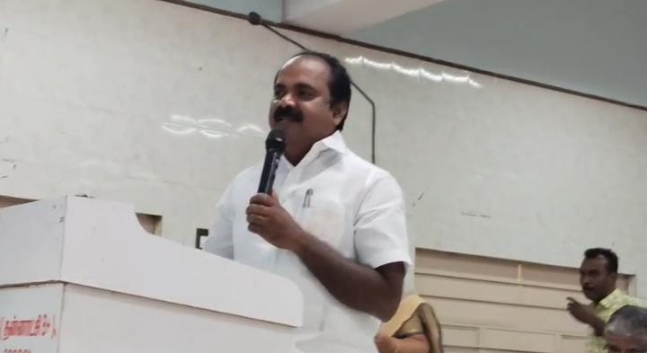 கல்லூரி மாணவர்களுடன் பகிர்ந்து கொண்ட தமிழக அமைச்சர்.