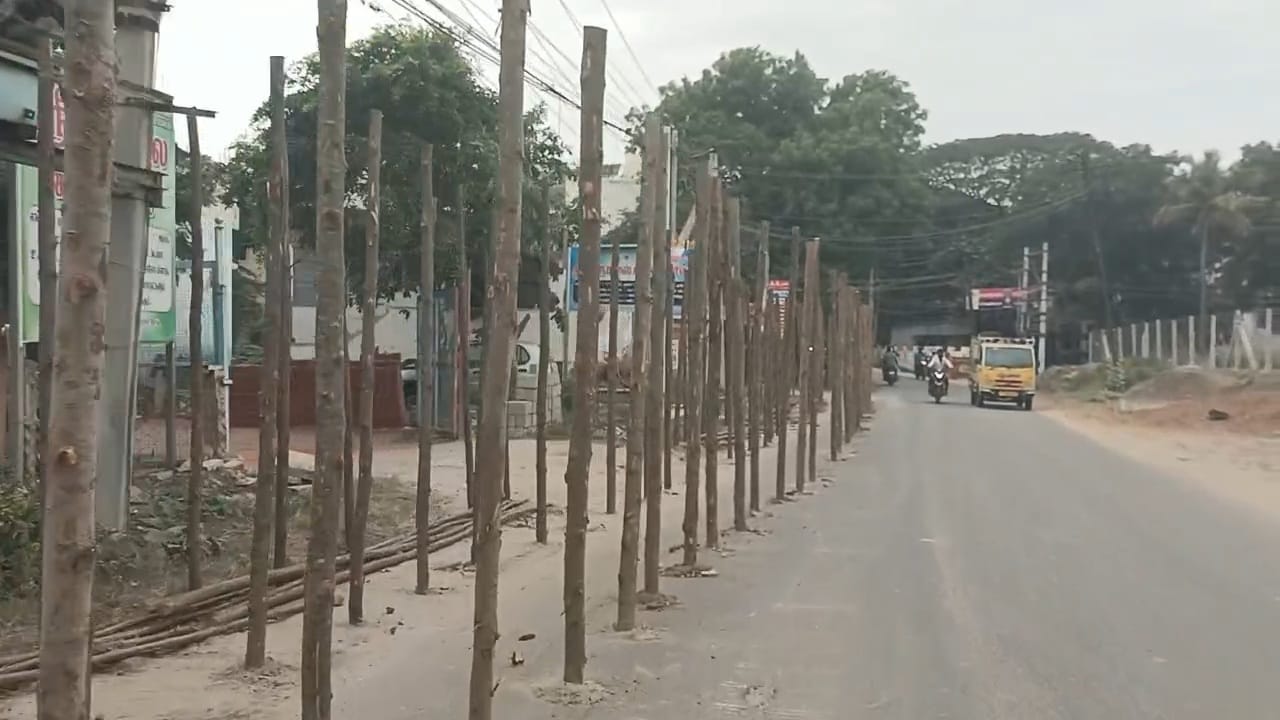 ஜல்லிக்கட்டு போட்டிக்கான மேடை அமைக்கும் பணிகள் தீவிரம்..,