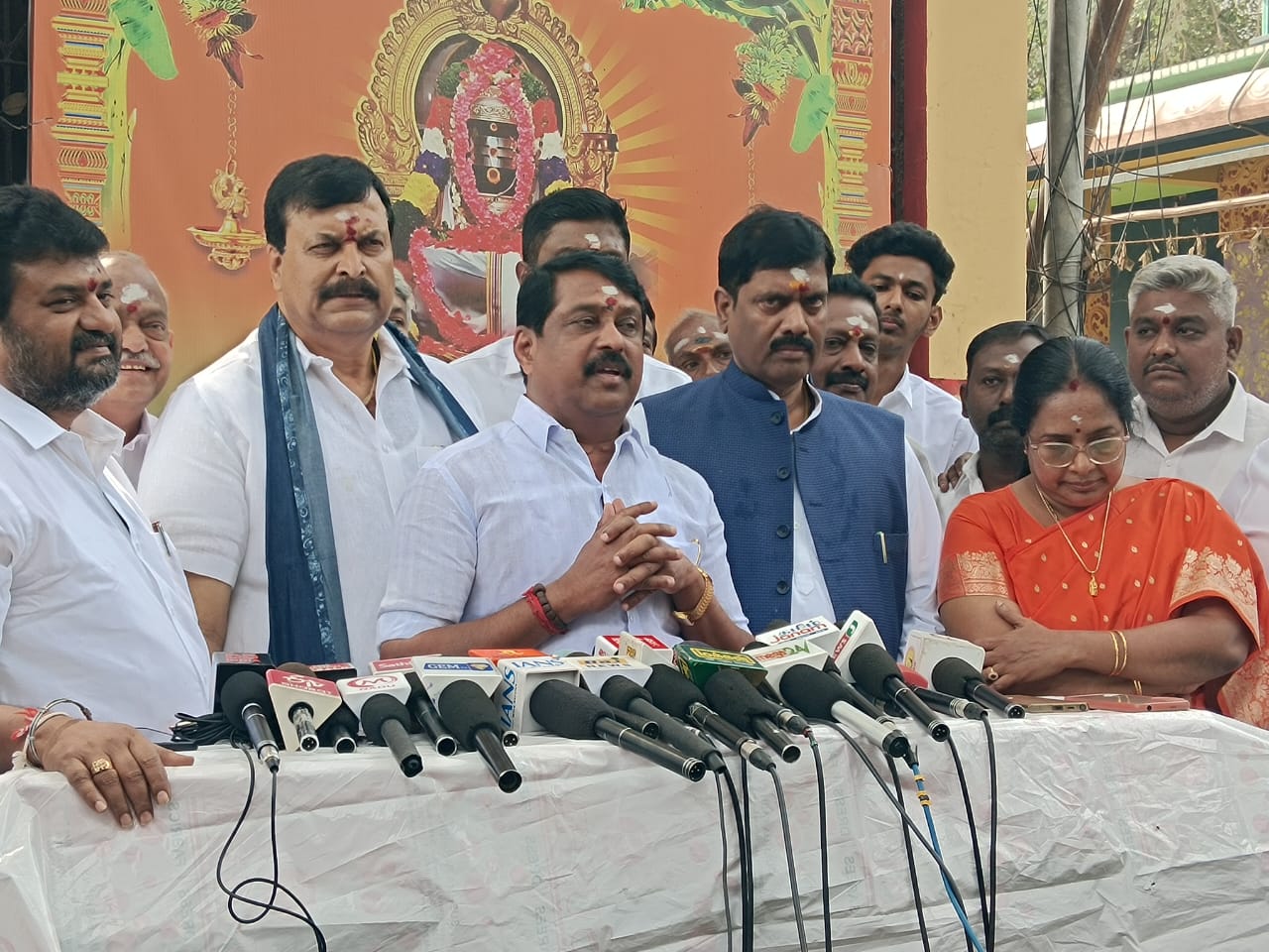 ஈஸ்வரன் கோவிலில் பாஜக தலைவர்கள் தரிசனம்..,