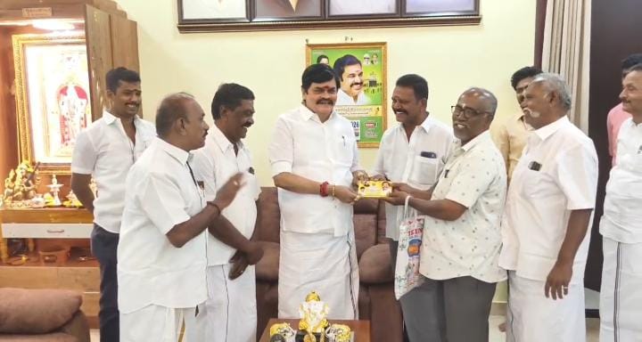 வ.உ.சிதம்பரனார் திருவுருவசிலை கட்டுமானபணிக்கு நிதி உதவி வழங்கிய கே. டி. ஆர்..,