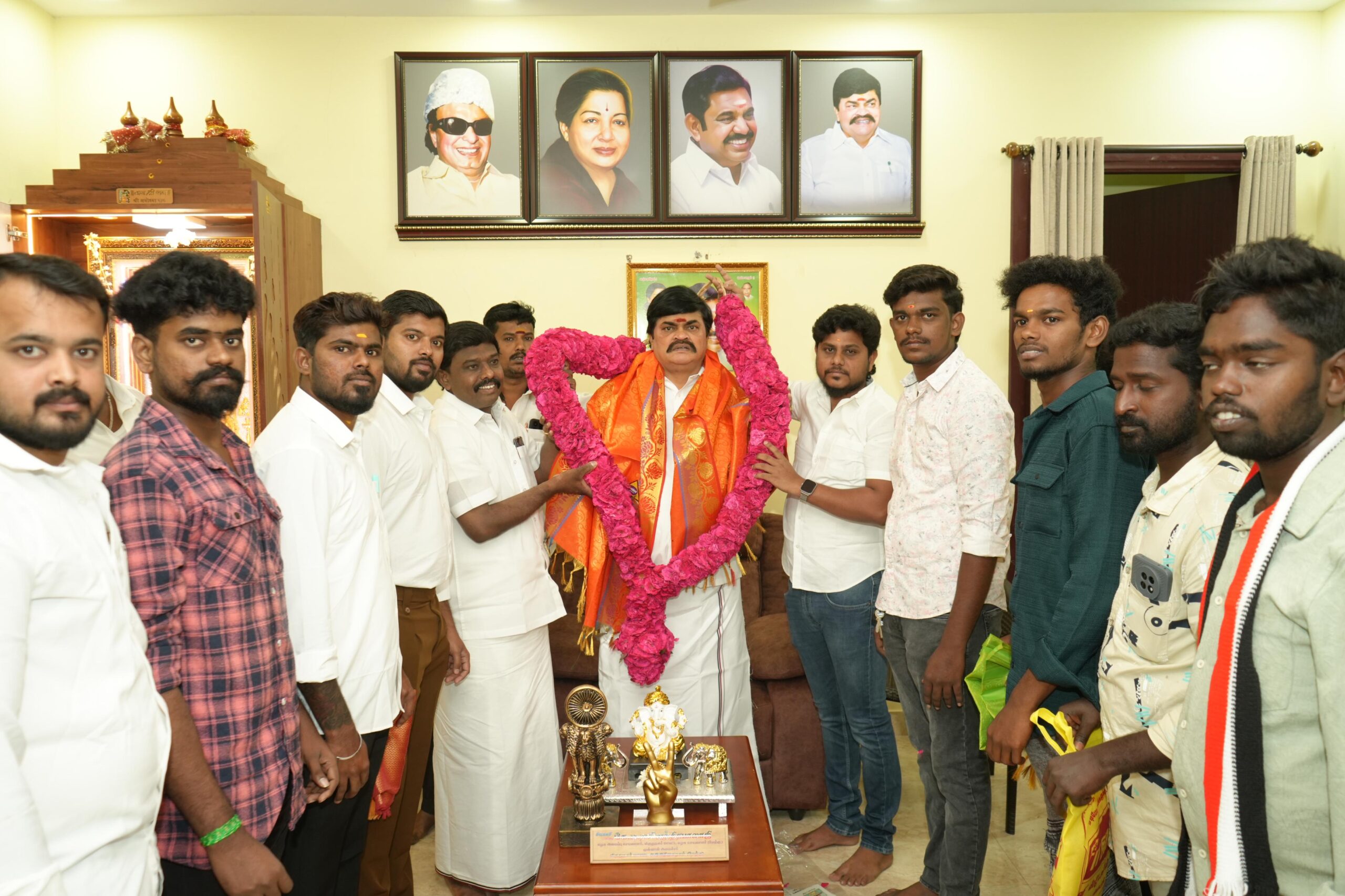 கே. டி. ஆர் முன்னிலையில் அஇஅதிமுகவில் இணைந்த இளைஞர்கள்..,