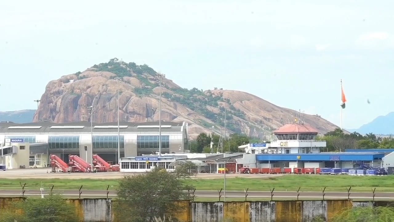 மதுரையை 14 முறை சுற்றி வந்த சிறிய விமானத்தால் பரபரப்பு..,