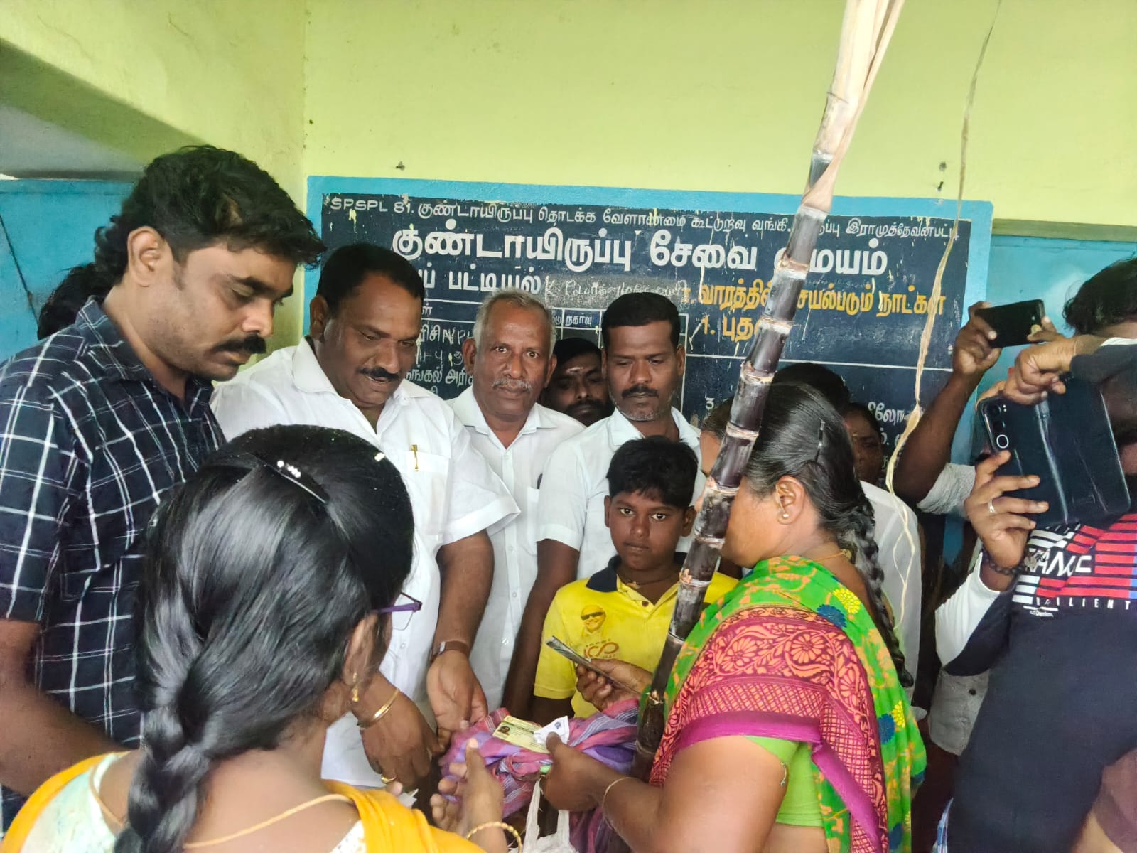 பொங்கல் பரிசு தொகுப்பு வழங்கிய ராமச்சந்திரன்..,