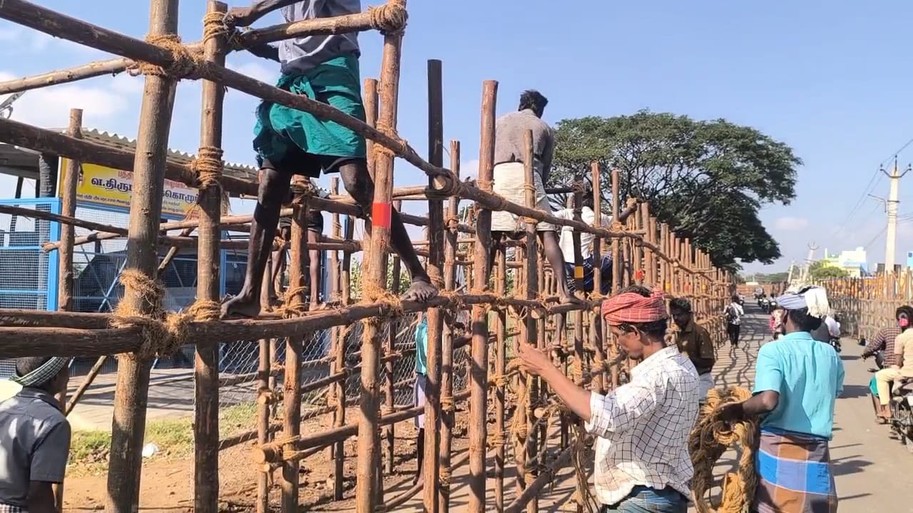 அவனியாபுரம் ஜல்லிக்கட்டு தயார் நிலையில் வாடிவாசல்..