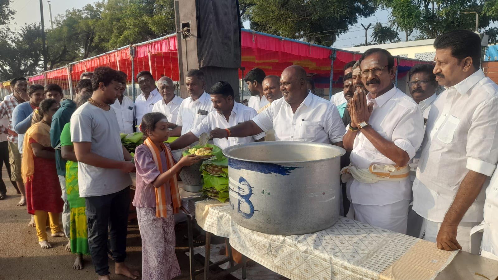 பழனி பாதயாத்திரை செல்லும் பக்தர்களுக்கு அன்னதானம்..,