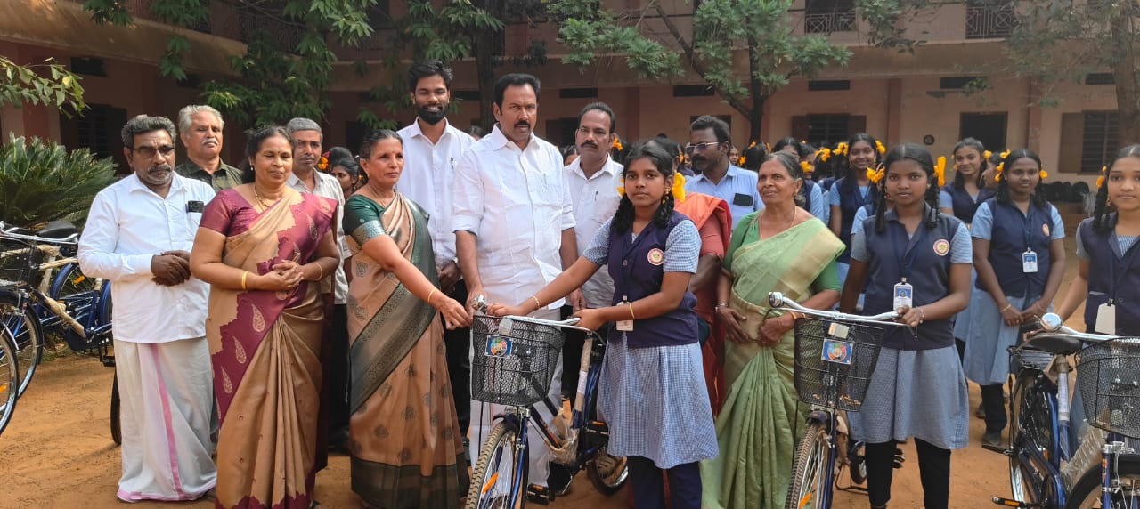 மாணவர்களுக்கு இலவச சைக்கிள் வழங்கி சட்டமன்ற உறுப்பினர்..,