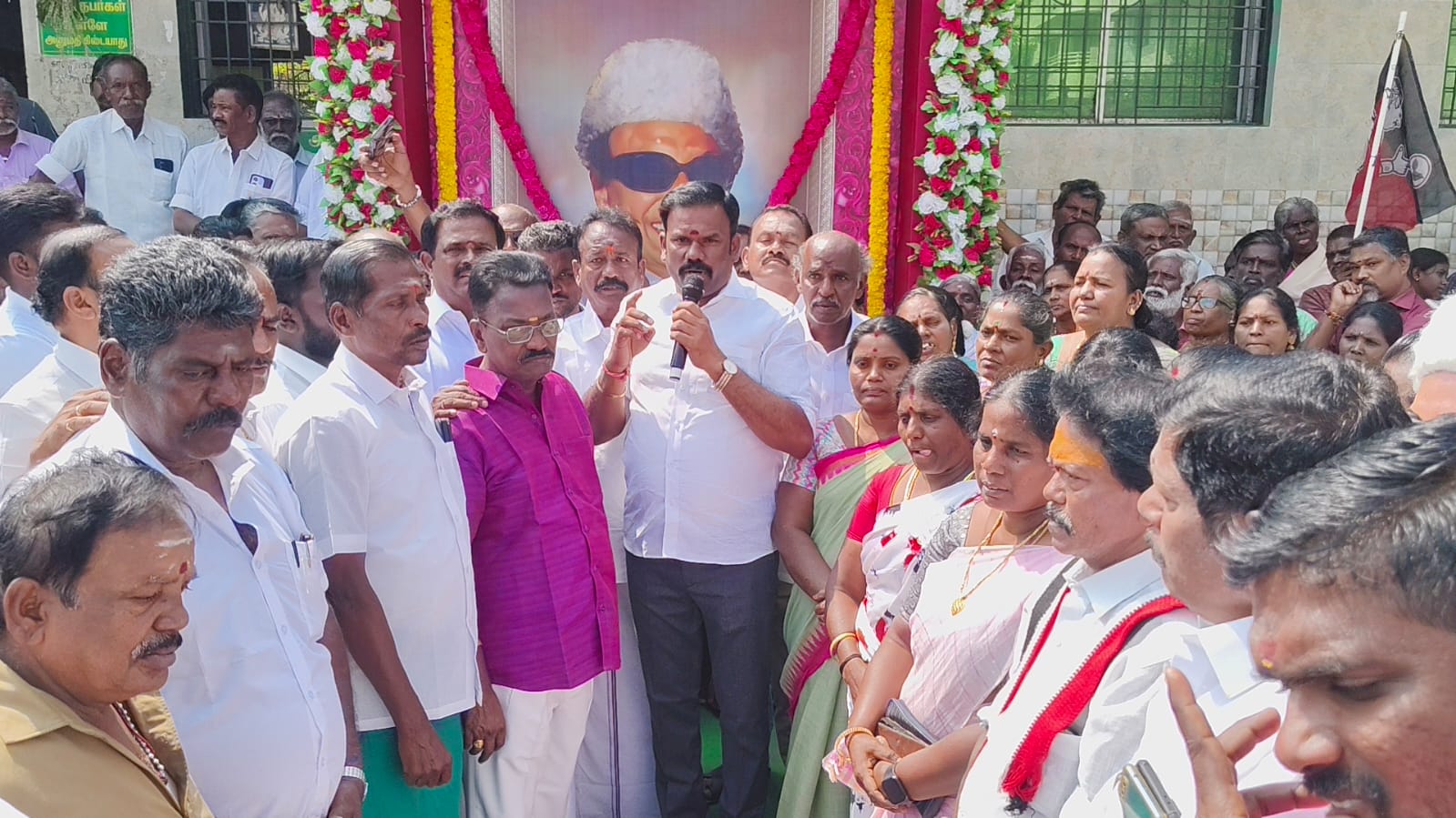 எம்ஜிஆர் பிறந்தநாள் விழா கொண்டாடிய அதிமுகவினர்..,