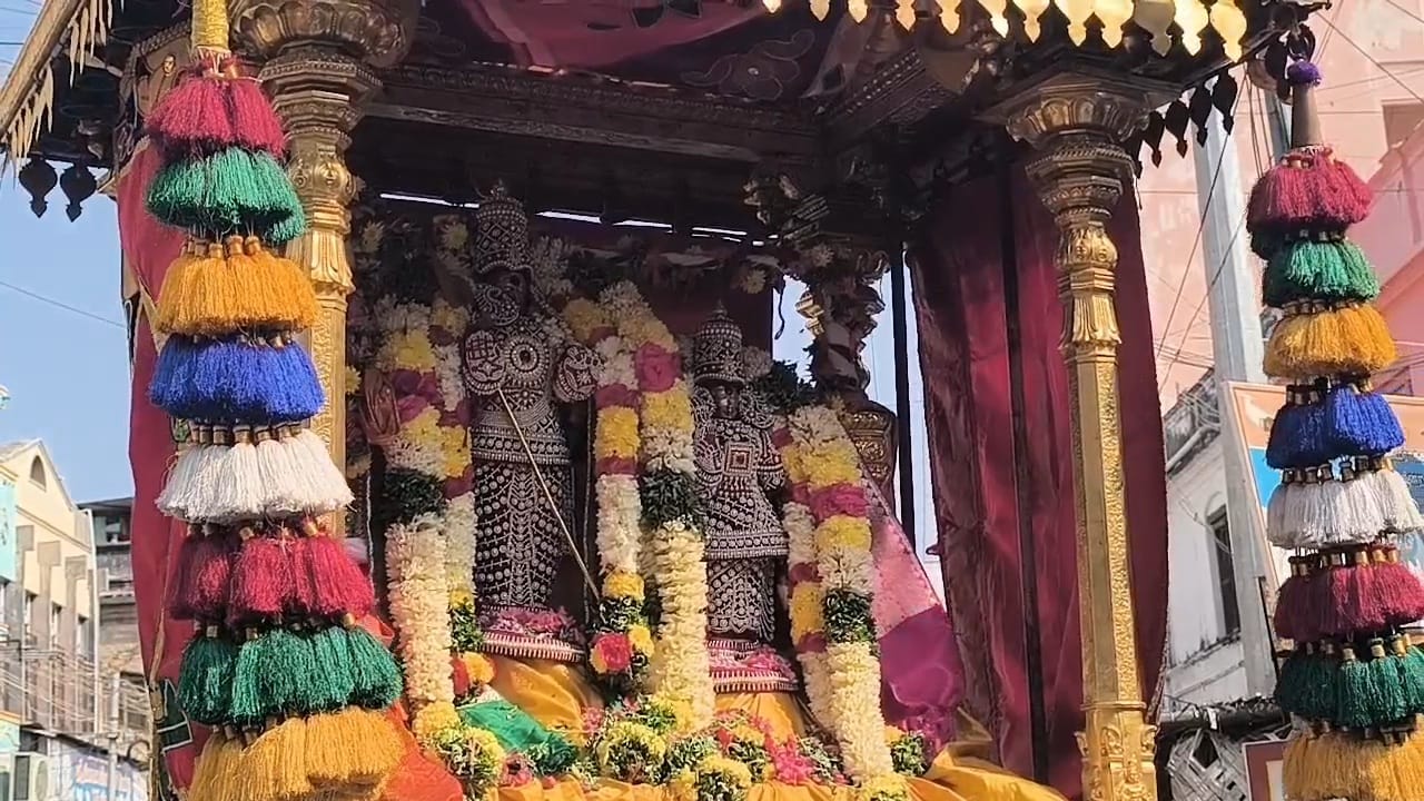 சுப்ரமணிய சுவாமி தெய்வானை தங்கச் சப்ரத்தில் வீதி உலா..,