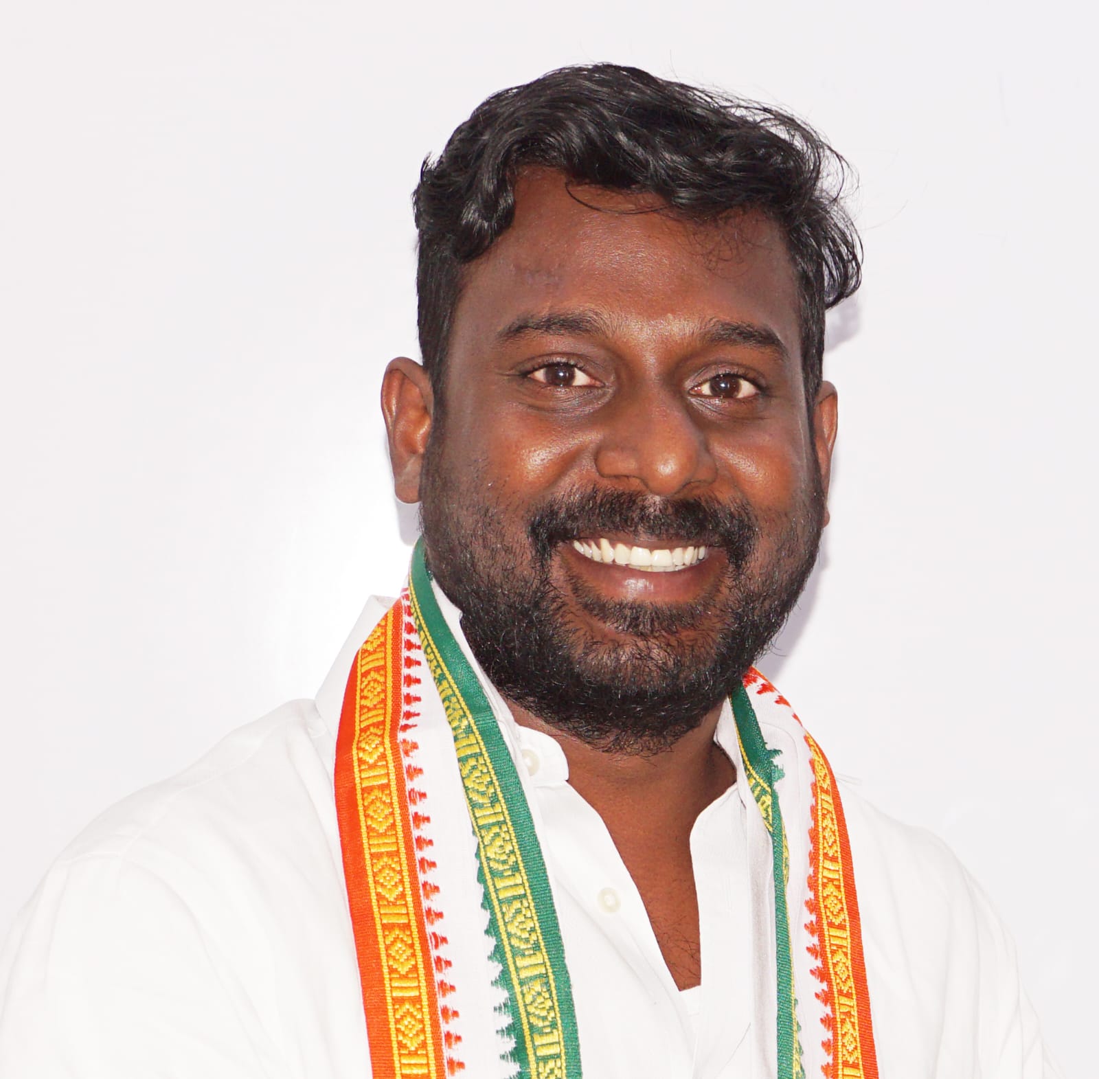 தேசிய கொடியினை ஏற்றி வைத்து இனிப்புகள் வழங்கிய விஜய்வசந்த்..,