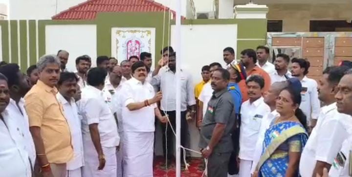 தேசிய கொடியேற்றி மரியாதை செலுத்திய கே.டி.ஆர்..,