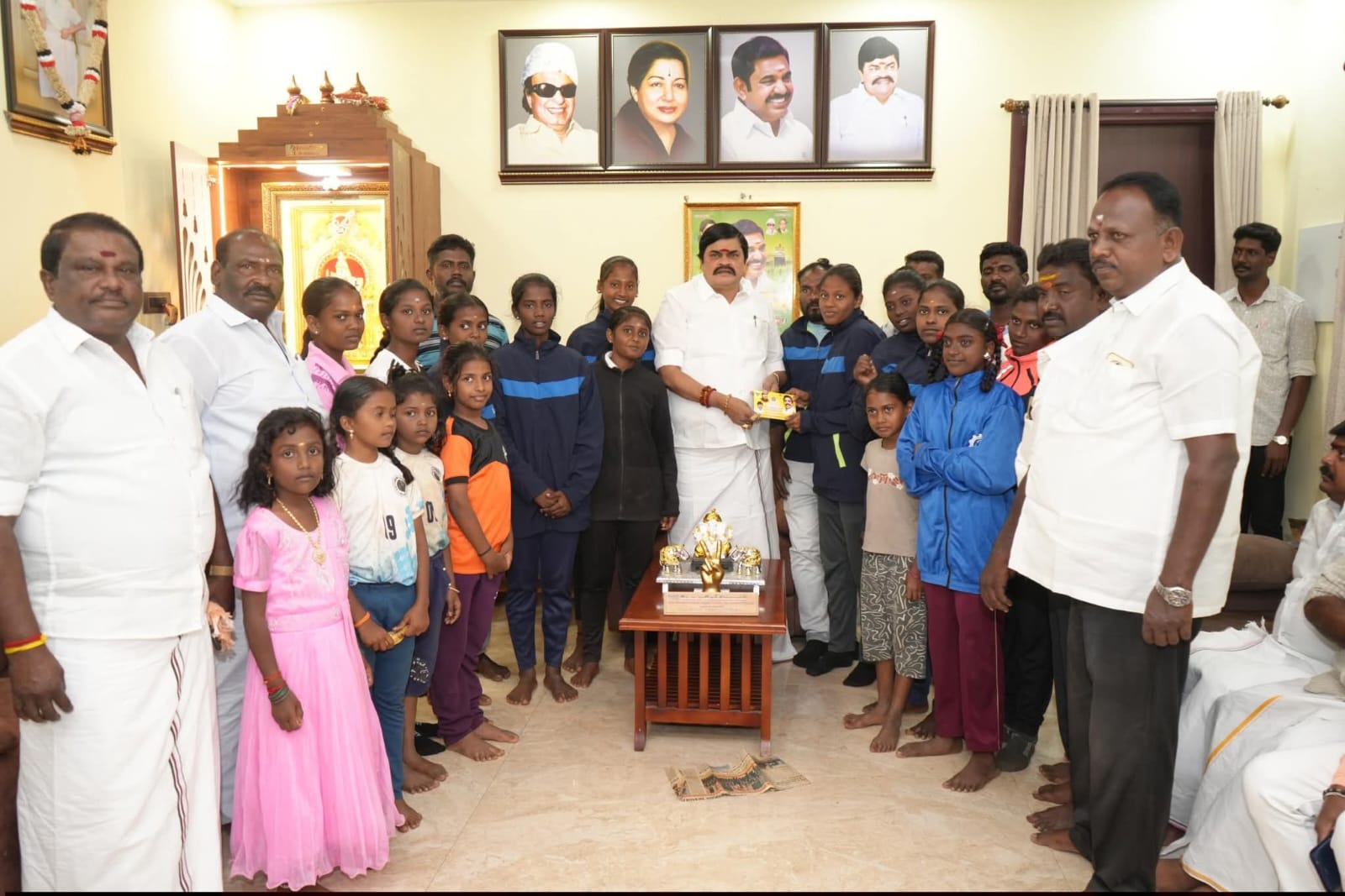 பெண்கள் கபாடி குழுவிற்கு நிதியுதவி வழங்கிய கே.டி.ஆர்..,