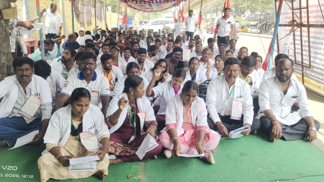 ஆம்புலன்ஸ் ஊழியர்கள் உண்ணாவிரத போராட்டம்.,