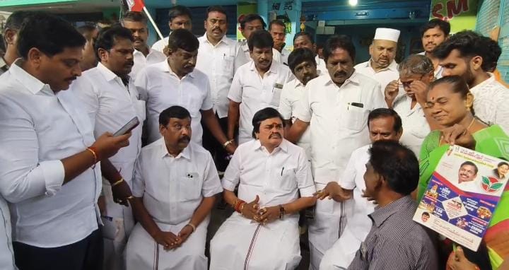 காய்கறி வியாபாரம் செய்து நூதன முறையில் பிரச்சாரம் மேற்கொண்ட     கே. டி. ஆர்..,