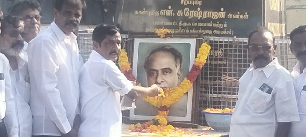 ரவுண்டானா பகுதியில்அண்ணாவின் சிலை முன்பு நினைவு அஞ்சலி..,