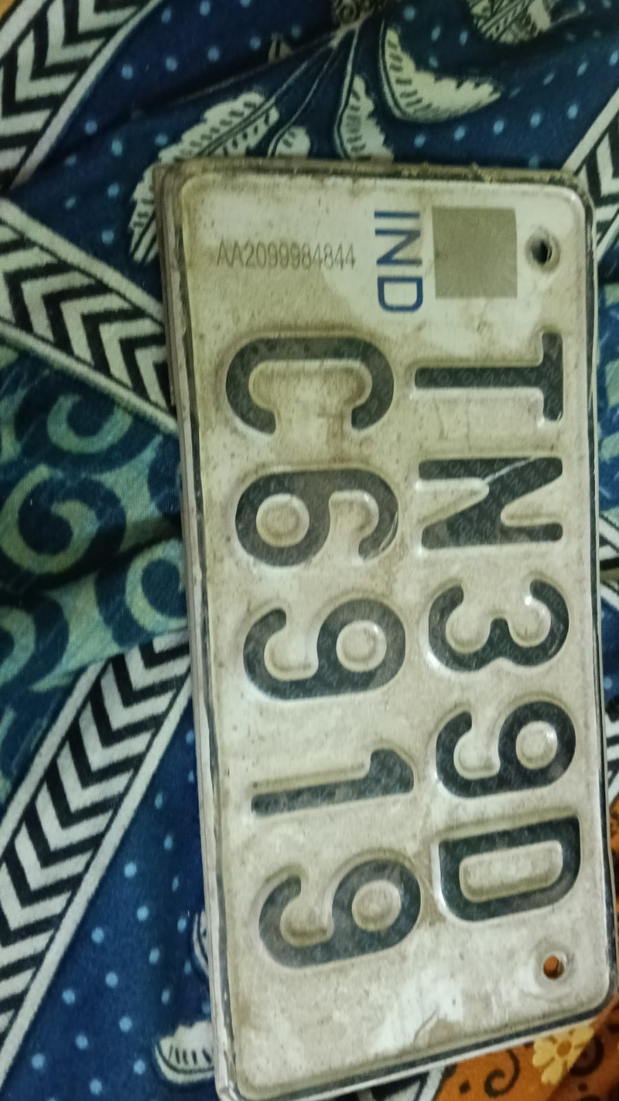 விலை உயர்ந்த இருசக்கர வாகனத்தை திருடிவிட்டு, டோப் செய்து எடுத்த நபர்கள்..,