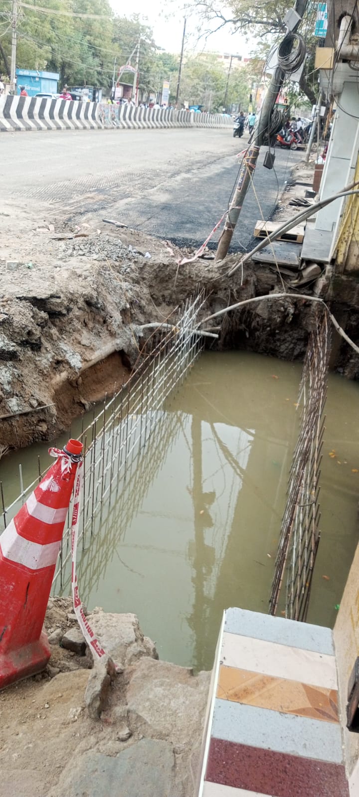 குளம் போல தேங்கியுள்ள கழிவு நீர்..,
