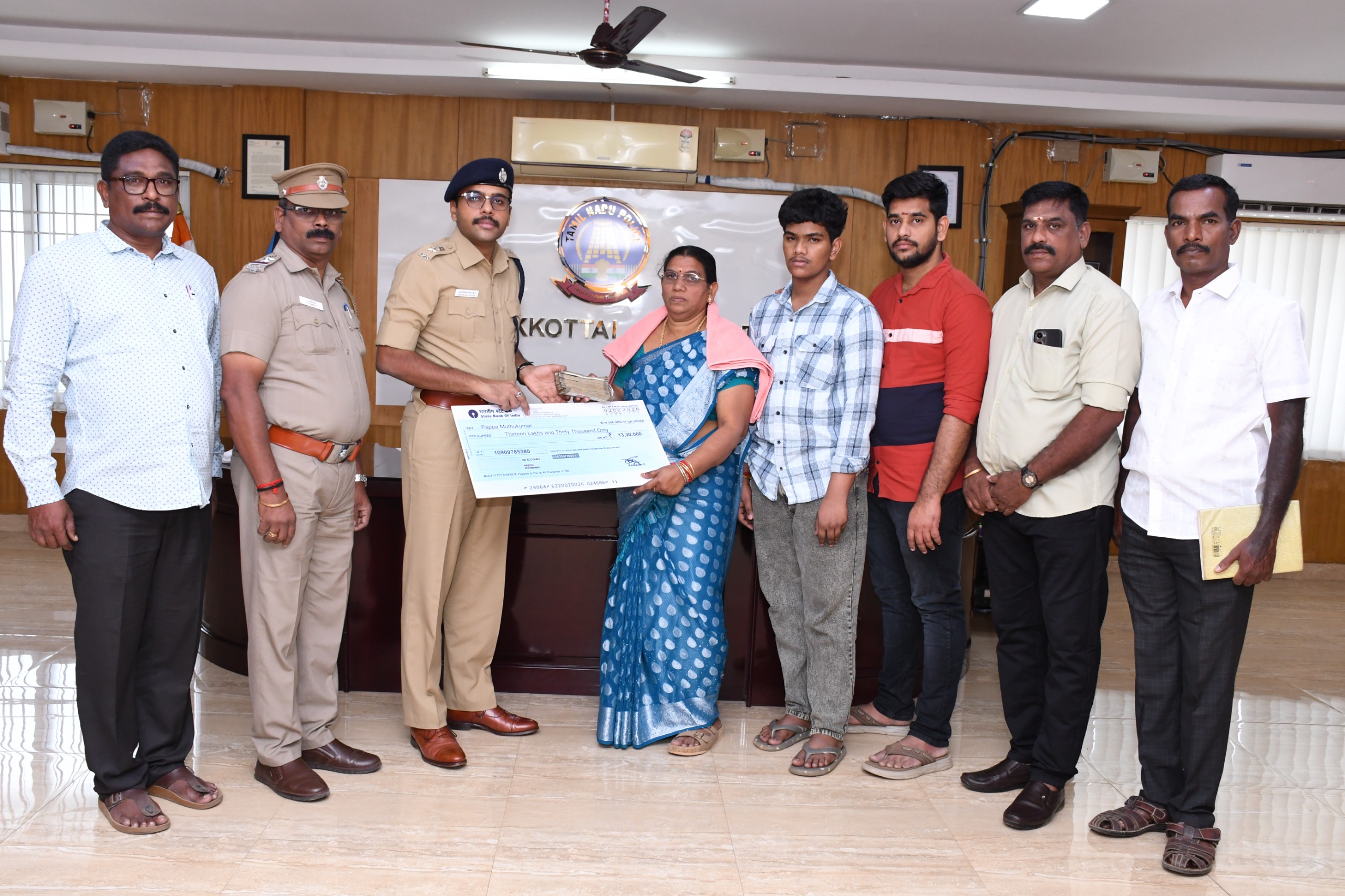 வாகன விபத்தில் உயிரிழந்த குடும்பத்தினருக்கு காசோலை வழங்கிய கண்காணிப்பாளர்..,