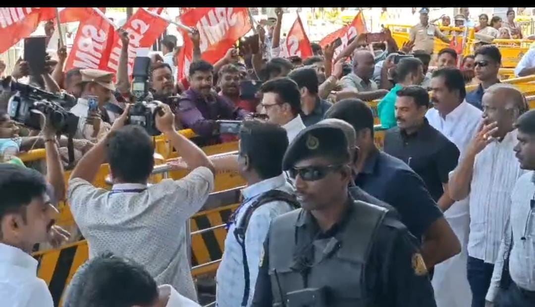 மதுரை விமான நிலையம் வந்த முதல்வருக்கு தொண்டர்கள் உற்சாக வரவேற்பு..,