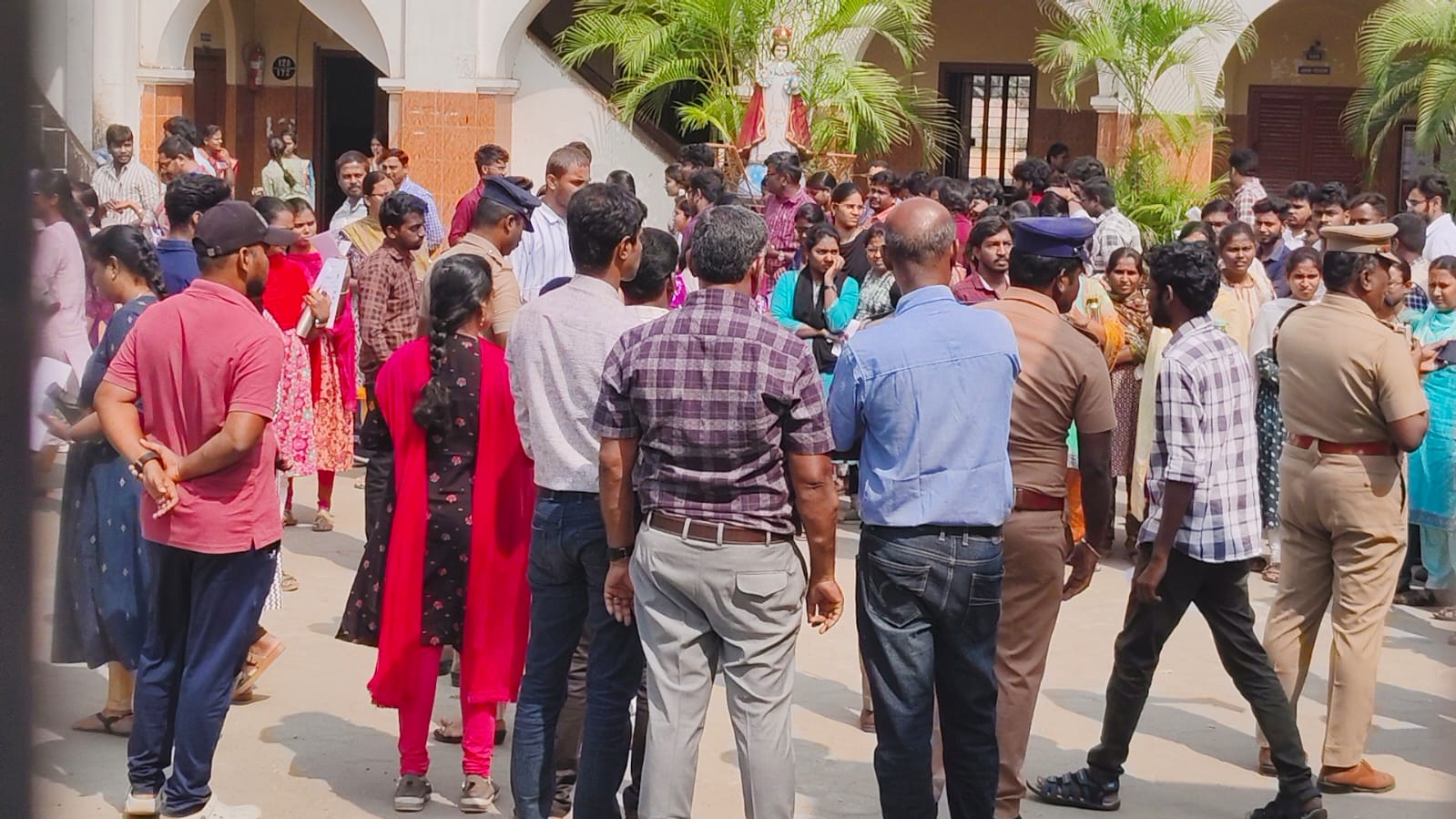 குரூப் 2, 2A தேர்வு திடீரென ரத்து செய்யப்பட்டதால் சாலை மறியல்..,