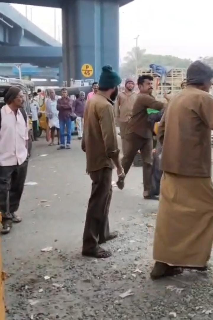 உக்கடம் பேருந்து நிலையத்தில் ஆட்டோ ஓட்டுநர்கள் அராஜகம்..,