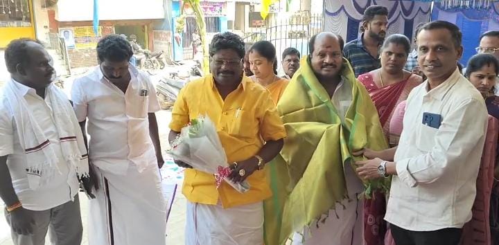 தூய்மை பணியாளர்களுக்கு உணவு வழங்கும் திட்டம் தொடங்கி வைத்த வே.கருணாநிதி..,