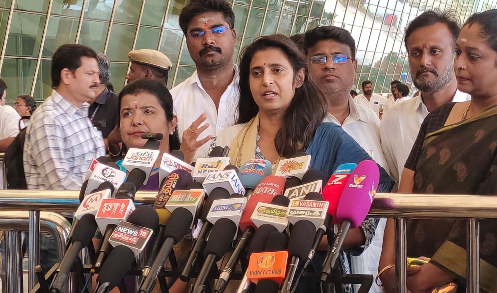 தி.மு.க ஆட்சியில் பெண்களுக்கு பாதுகாப்பு கேள்விக்குறியாக உள்ளது – கஸ்தூரி பேட்டி…