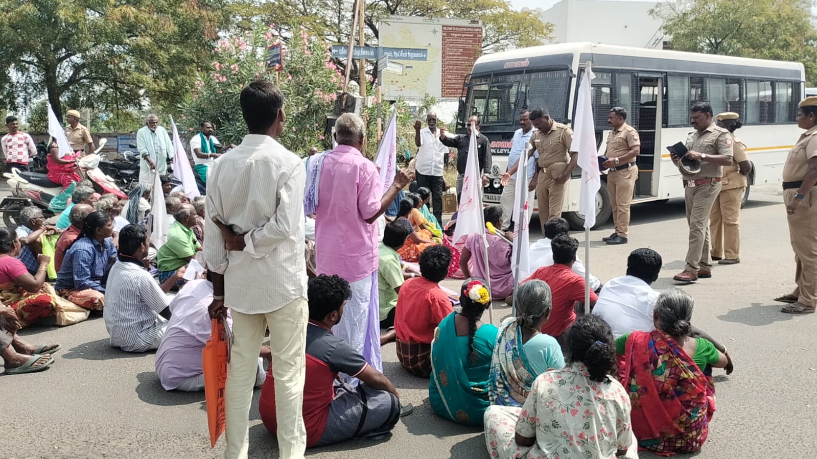 மாற்றுத்திறனாளிகள் மற்றும் பாதுகாப்போர் உரிமைகளுக்கான சங்கம் மறியல் போராட்டம்..,