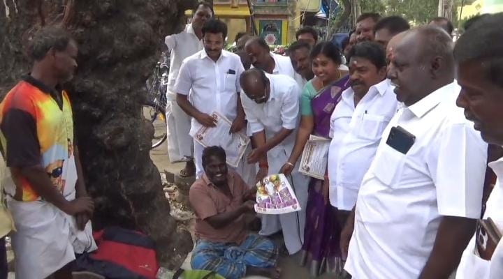 தேர்தல் வாக்குறுதிகள் குறித்து துண்டு பிரசுரங்கள்..,