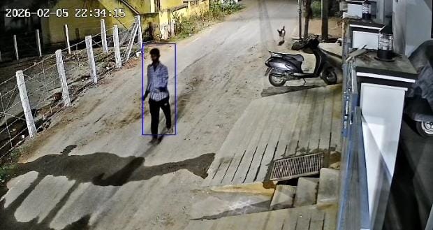 கத்தியுடன் சுற்றித் திரியும் கஞ்சா ஆசாமி..,