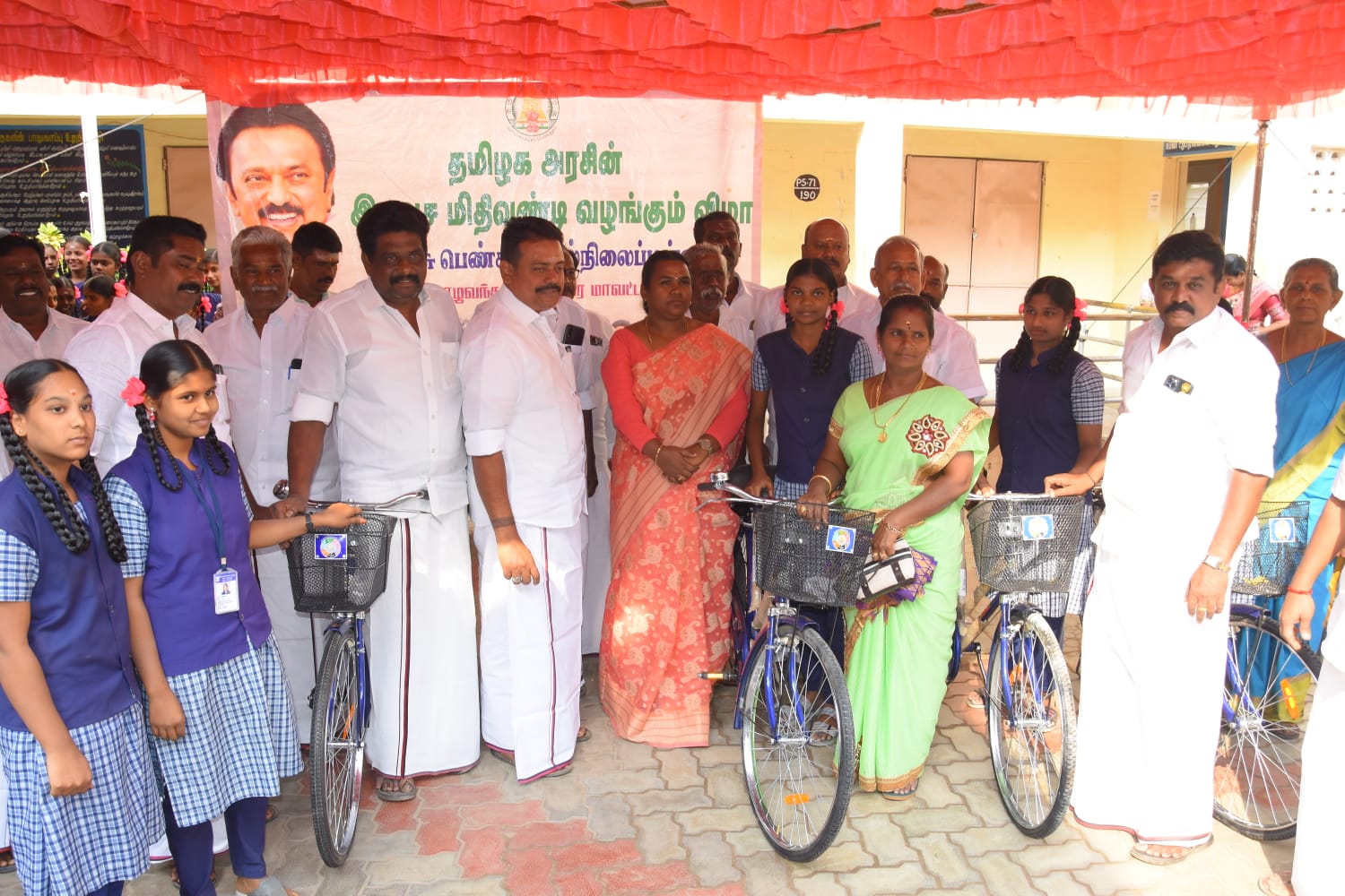 மேல்நிலைப் பள்ளியில் தமிழ்நாடு அரசின் இலவச மிதிவண்டி வழங்கும் விழா..,