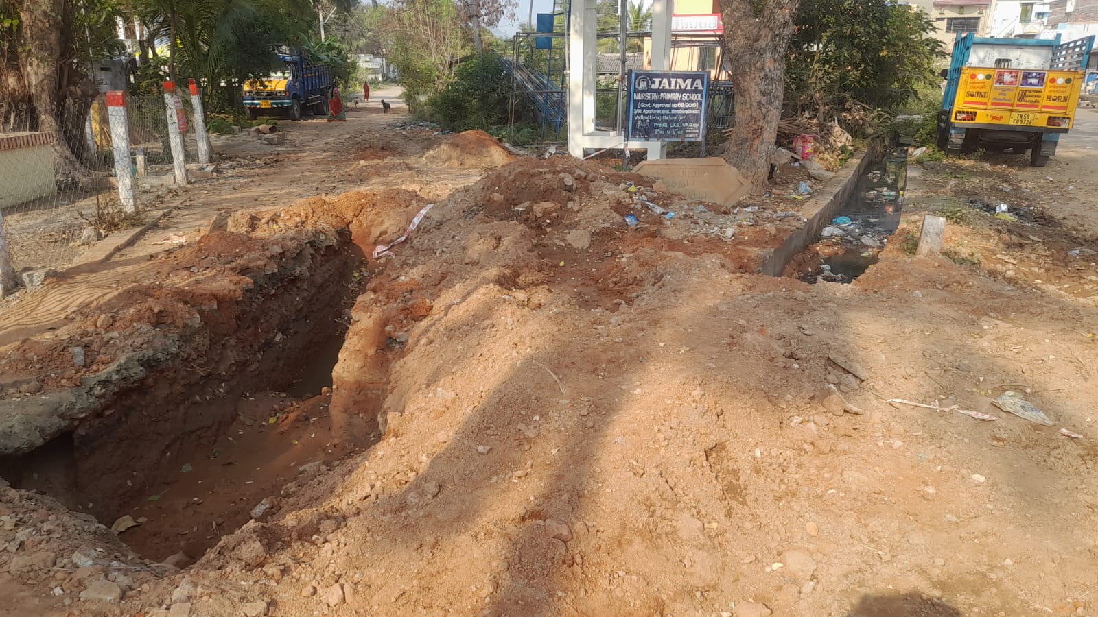 பள்ளத்தை மூடாததால் கழிவுநீர் தேங்கி சுகாதார கேடு..,