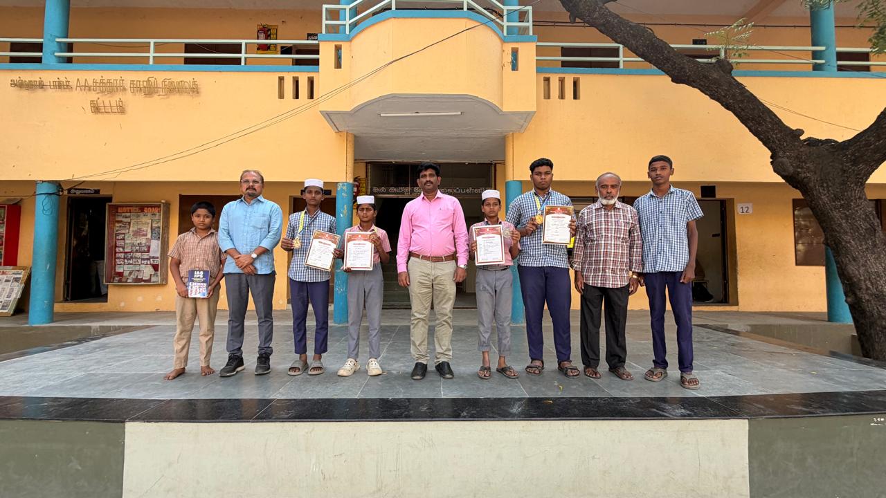 பள்ளி மாணவர்களுக்கு முதன்மைக் கல்வி அலுவலர் பாராட்டு..,