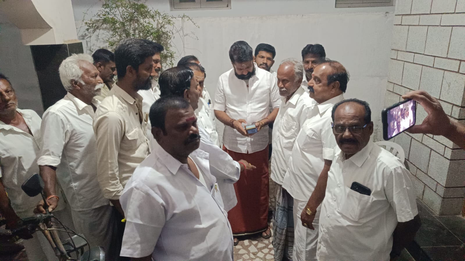 அதிமுகவினர் வீடு வீடாக சென்று விழிப்புணர்வு பிரச்சாரம்..,