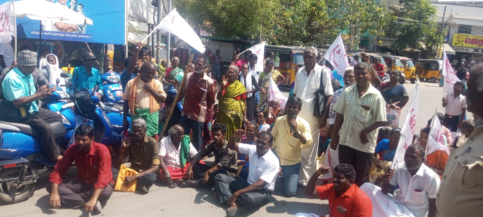 மாற்றுத் திறனாளிகளுக்கு உதவித் தொகை வழங்கக் கோரி மறியல் போராட்டம்..,