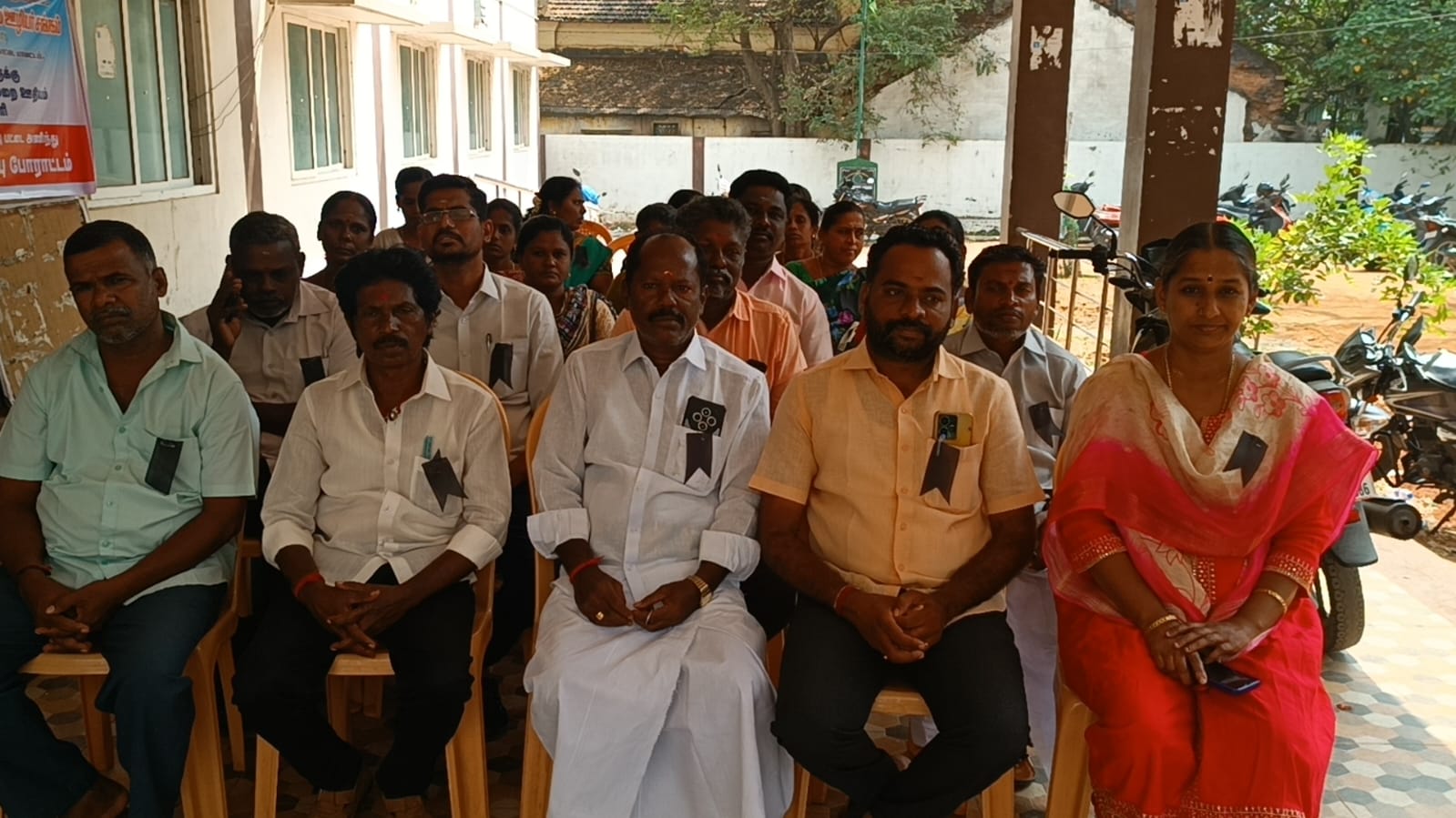 கிராம நிர்வாக அலுவலக உதவியாளர்கள் காத்திருப்பு போராட்டம்.,