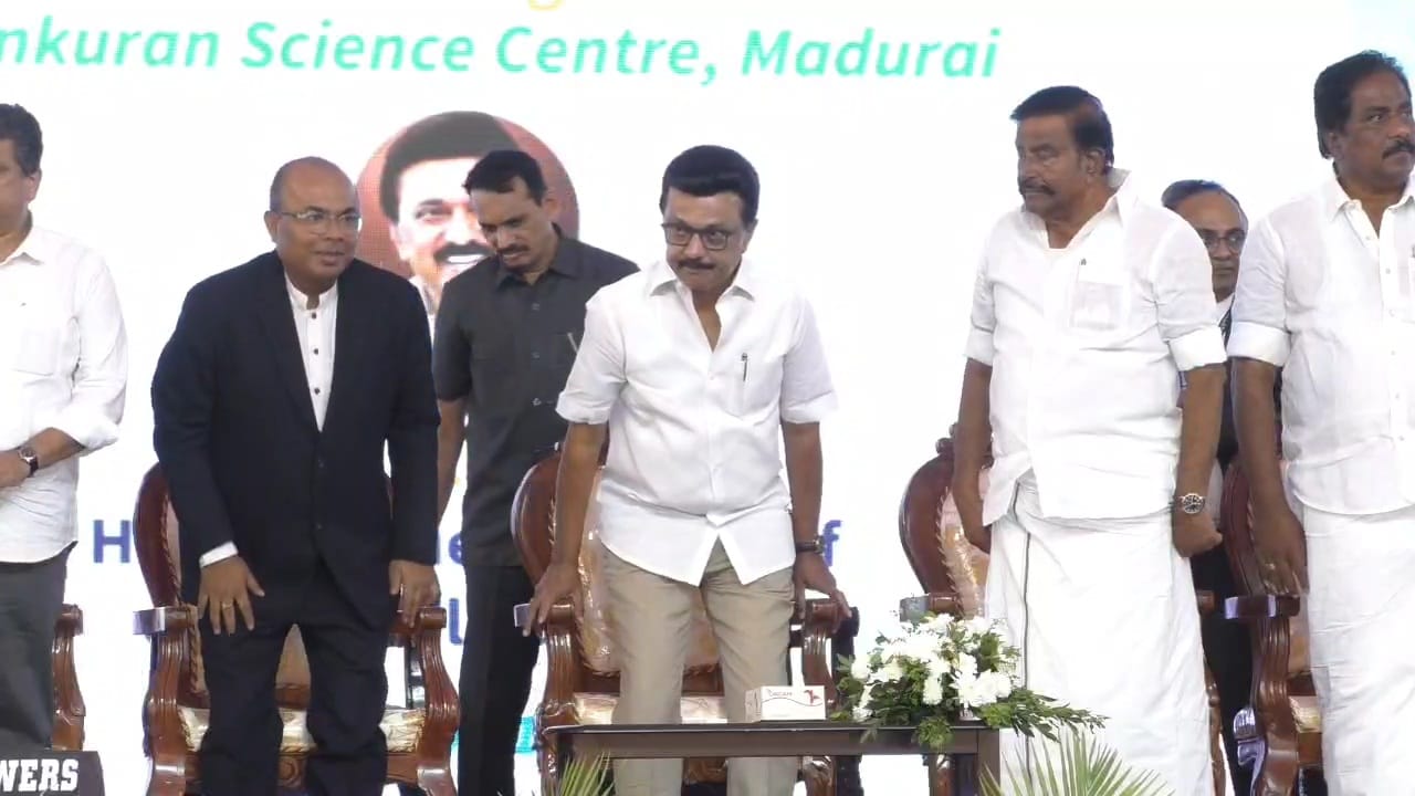 மதுரை விமான நிலையம் வந்த தமிழக முதல்வர் ..,