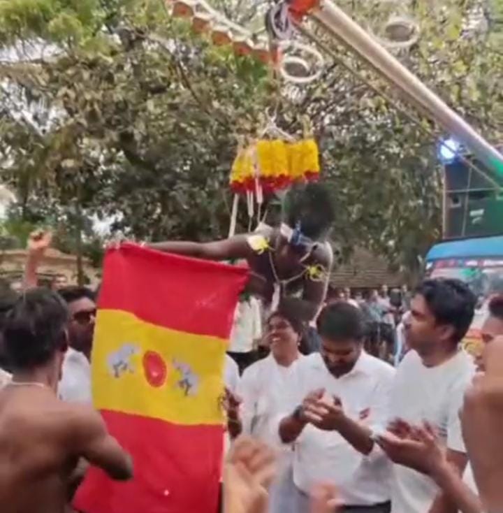 த.வெ.க. கொடியை காண்பித்த பக்தி பயணத்தில் பறவை காவடி..,