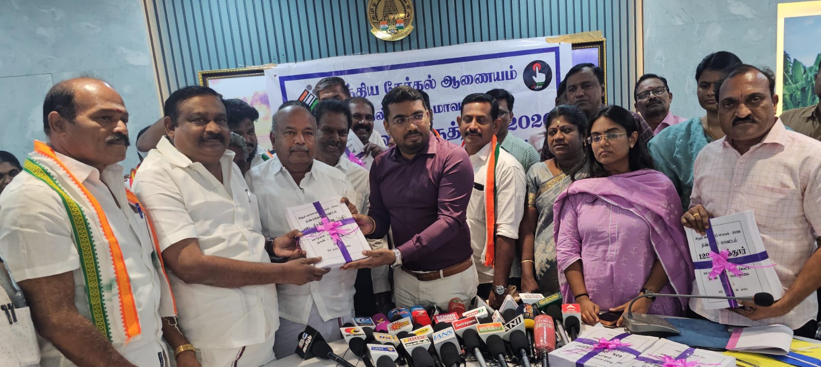 கலெக்டர் அலுவலகத்தில் வாக்காளர் அடையாள அட்டை ஒப்படைக்கும் போராட்டம்..,