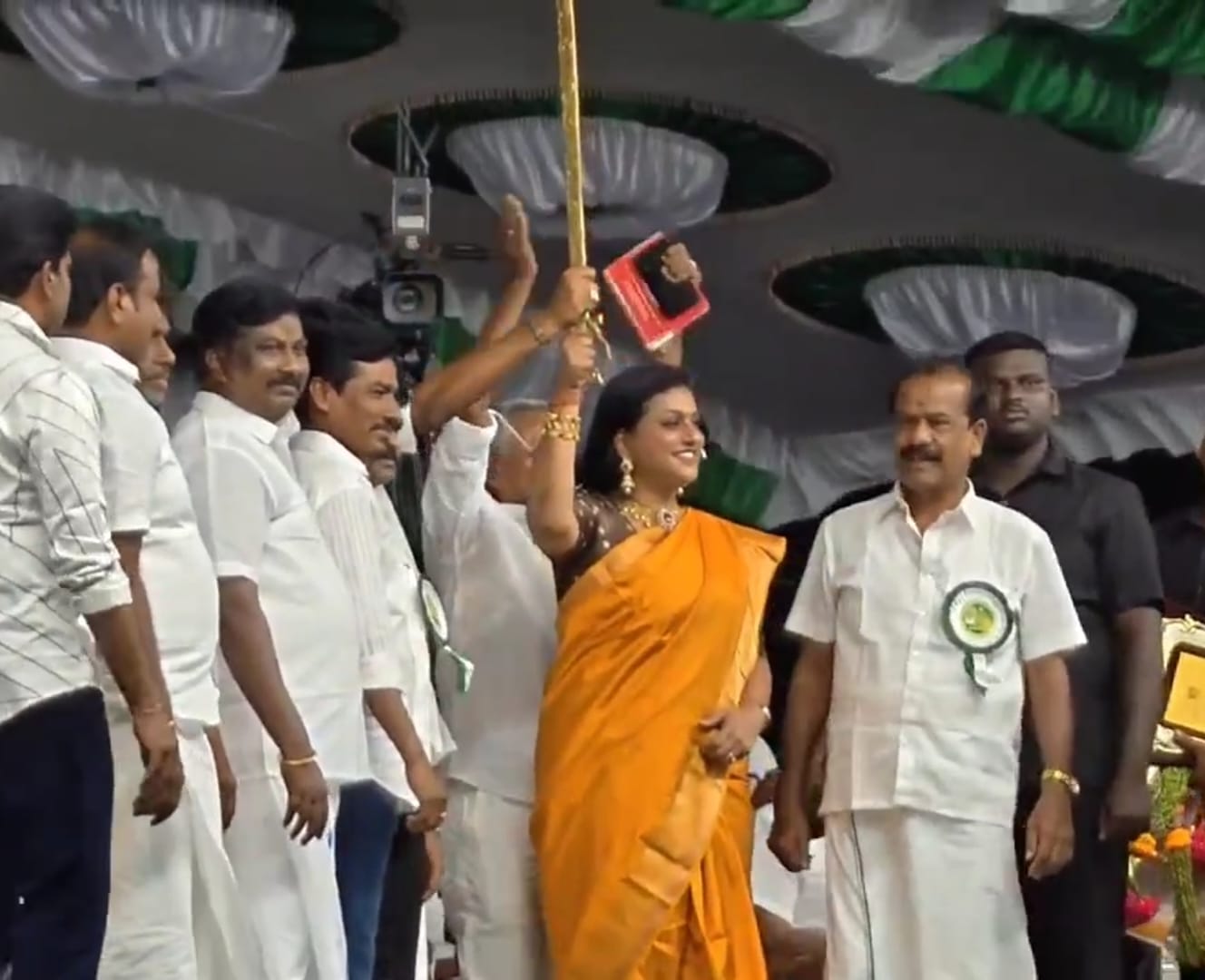 ஓட்டுக்காக மட்டும் நம்மளை பயன்படுத்துகிறார்கள்- நடிகை ரோஜா பேச்சு..,