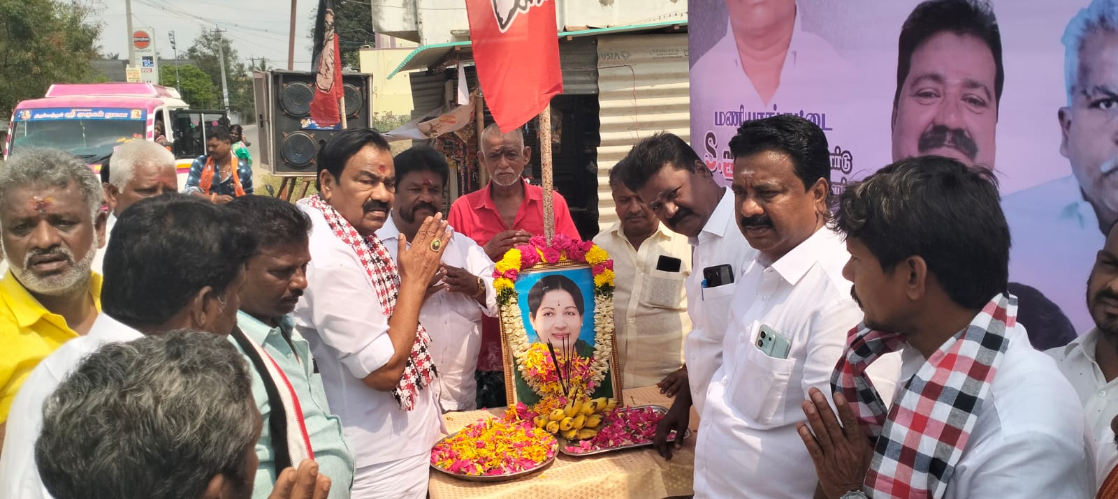 ஜெயலலிதாவின் திருவுருச் சிலைக்கு எஸ். இராஜேந்திரன் தலைமையில் மாலை அணிவித்து மரியாதை..,