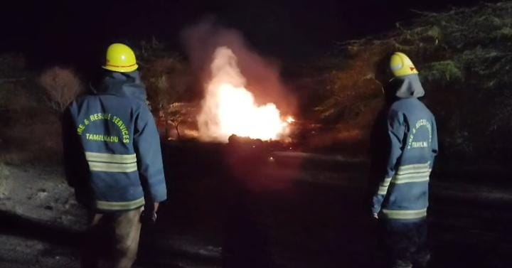 பட்டாசு கழிவுகளை கொளுத்தும் போது அதிர்வு..,