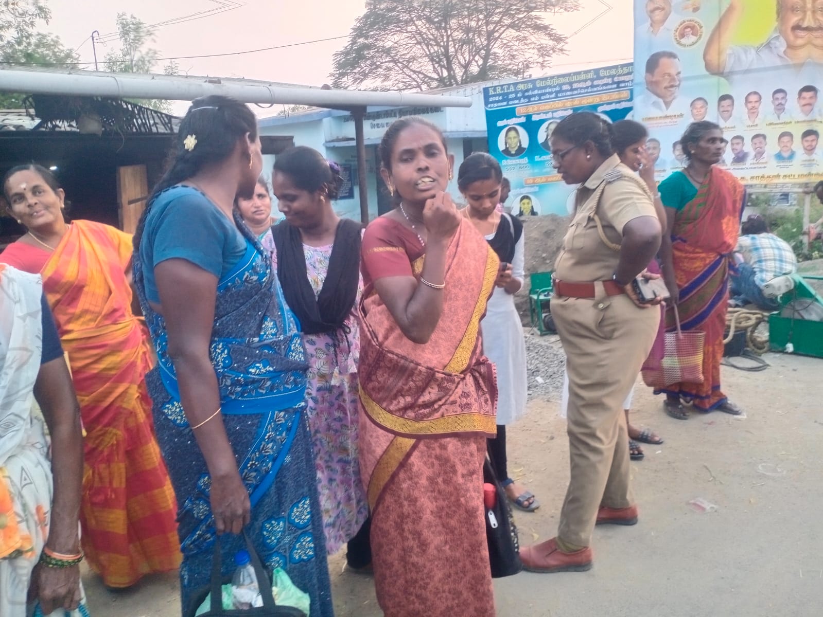 பெண் போலீசார் விழிப்புணர்வு பிரச்சாரம்..,