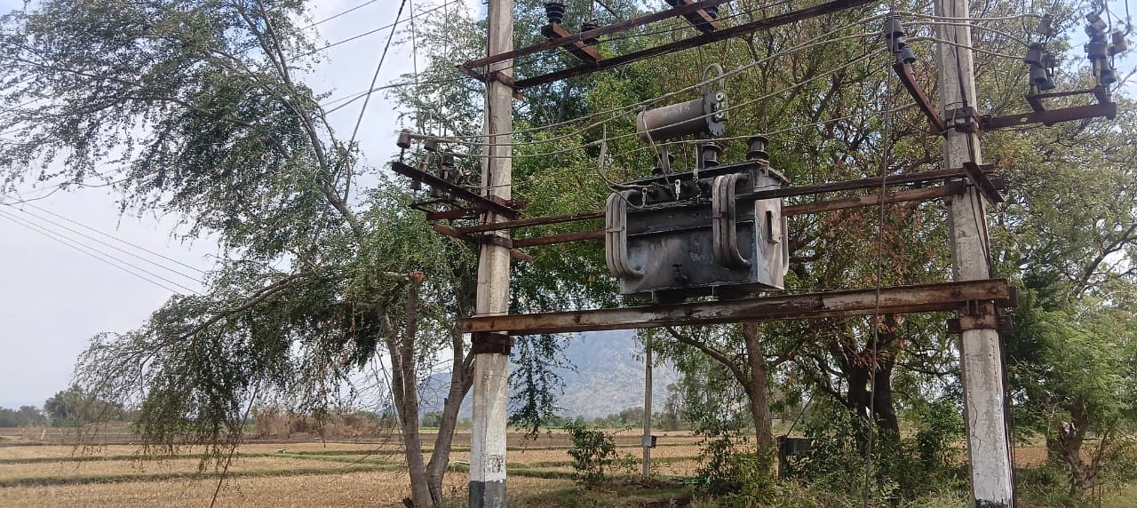 மின் வயர் விவசாய நிலத்தில் கிடப்பதால் விவசாயிகள் அச்சம்…