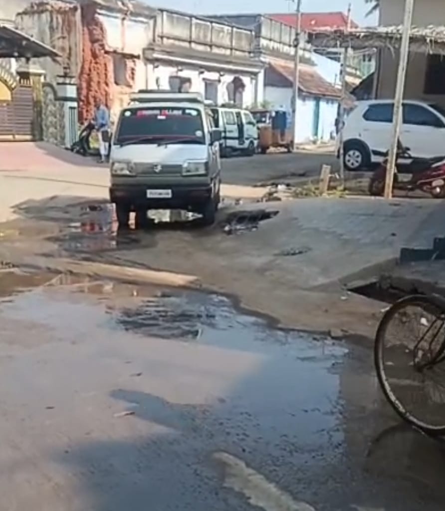 சாலையில் பெருக்கெடுத்து ஓடும் கழிவு நீர்..,