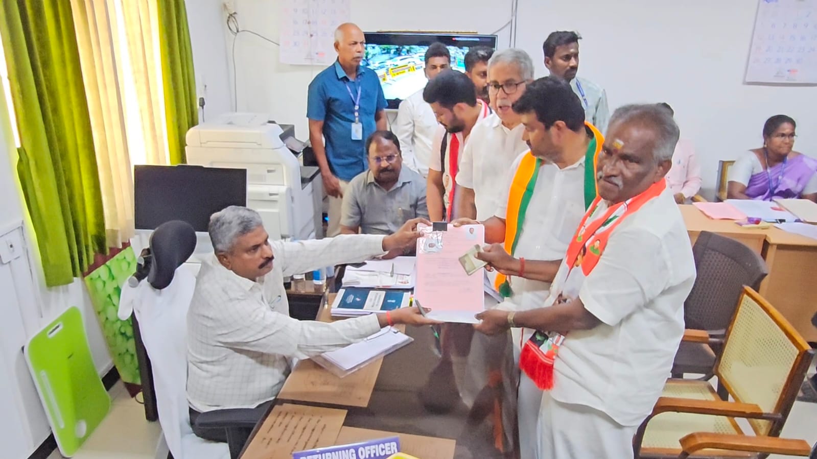வேட்புமனு தாக்கல் செய்த அதிமுக வேட்பாளர் அம்மன் அர்சுணன்..,