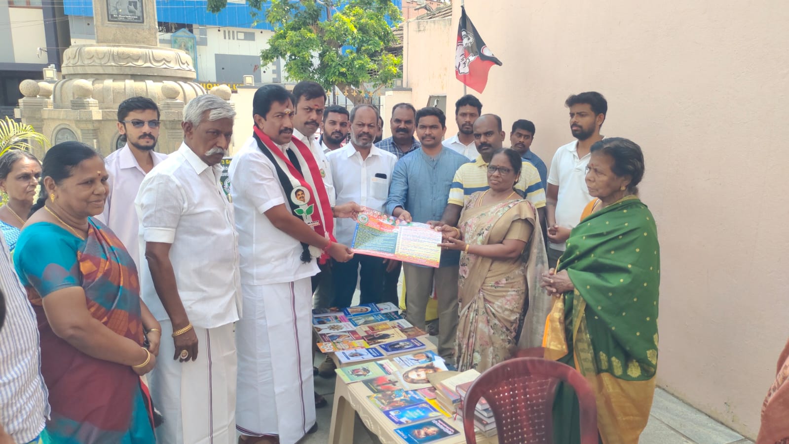 கிருஸ்துவ ஆலயத்தில் பொதுமக்களிடம் வாக்கு சேகரித்த கே ஆர் ஜெயராம்..,