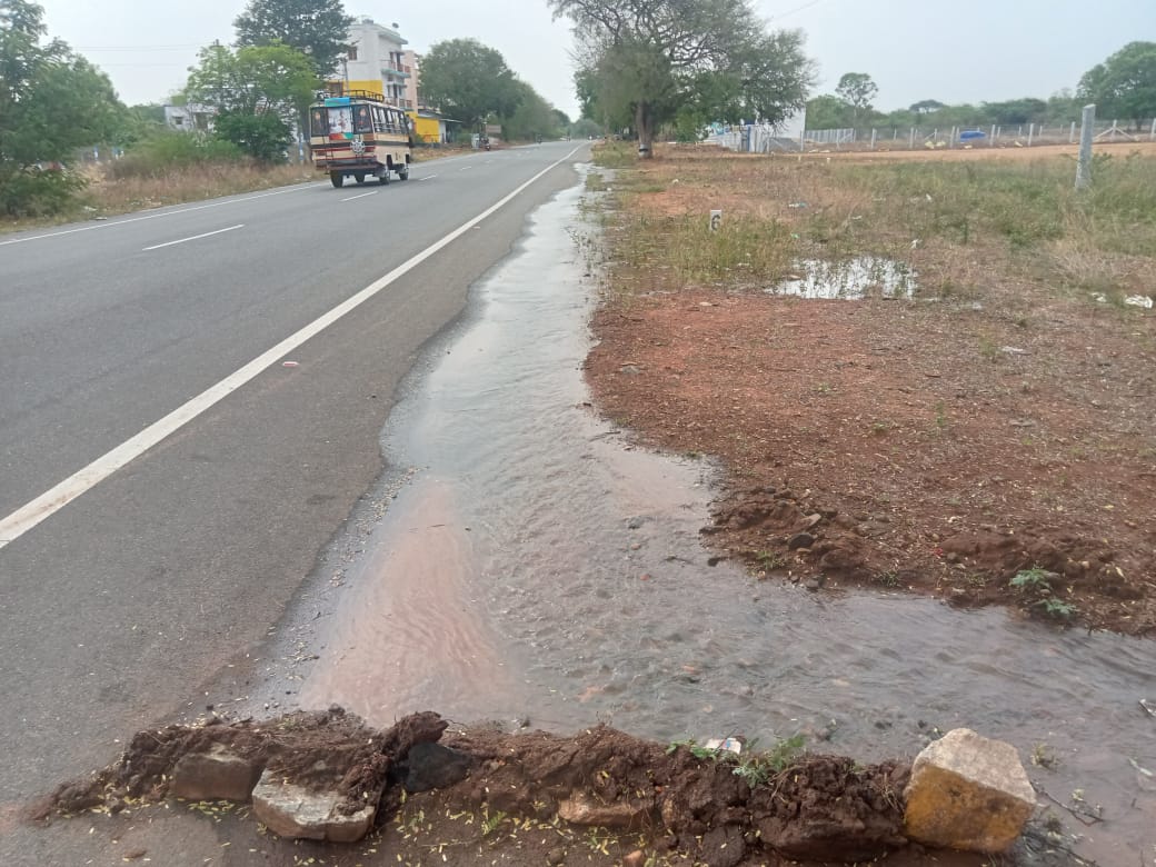 குடிநீர் குழாய் உடைந்து சீரமைக்காததால் வீணாகும் குடிநீர்..,