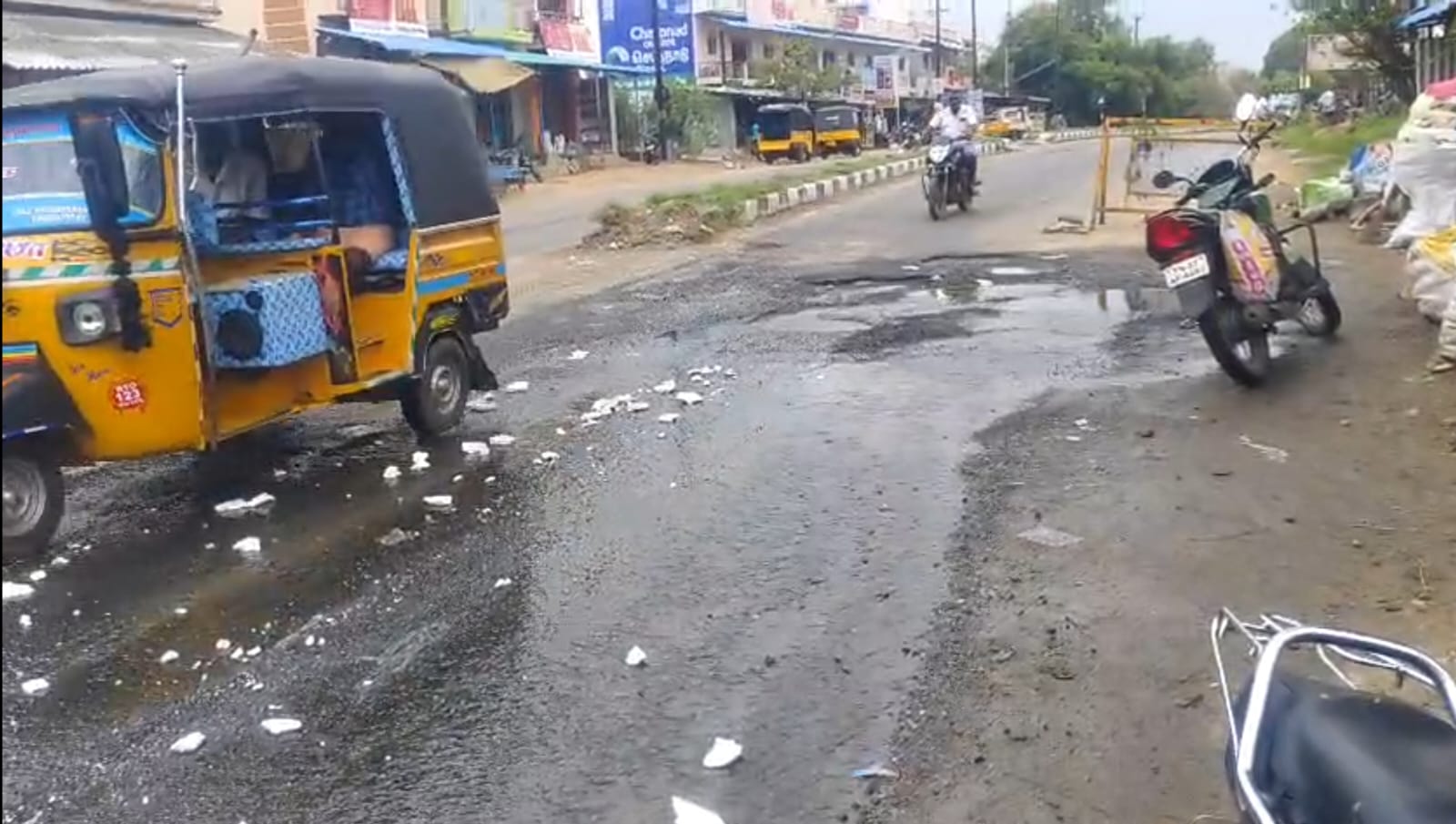 குடிநீர் குழாய் உடைந்து சாலையில் வீணாகும் குடிநீர்..,