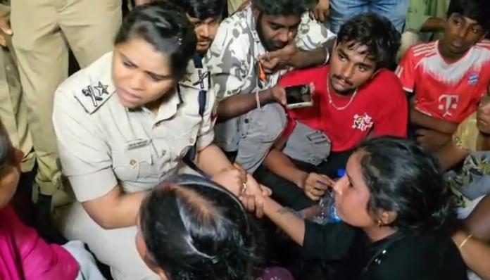 படுகொலை செய்யப்பட்ட குழந்தையின் பெற்றோரும், உறவினர்களும் போராட்டம்..,