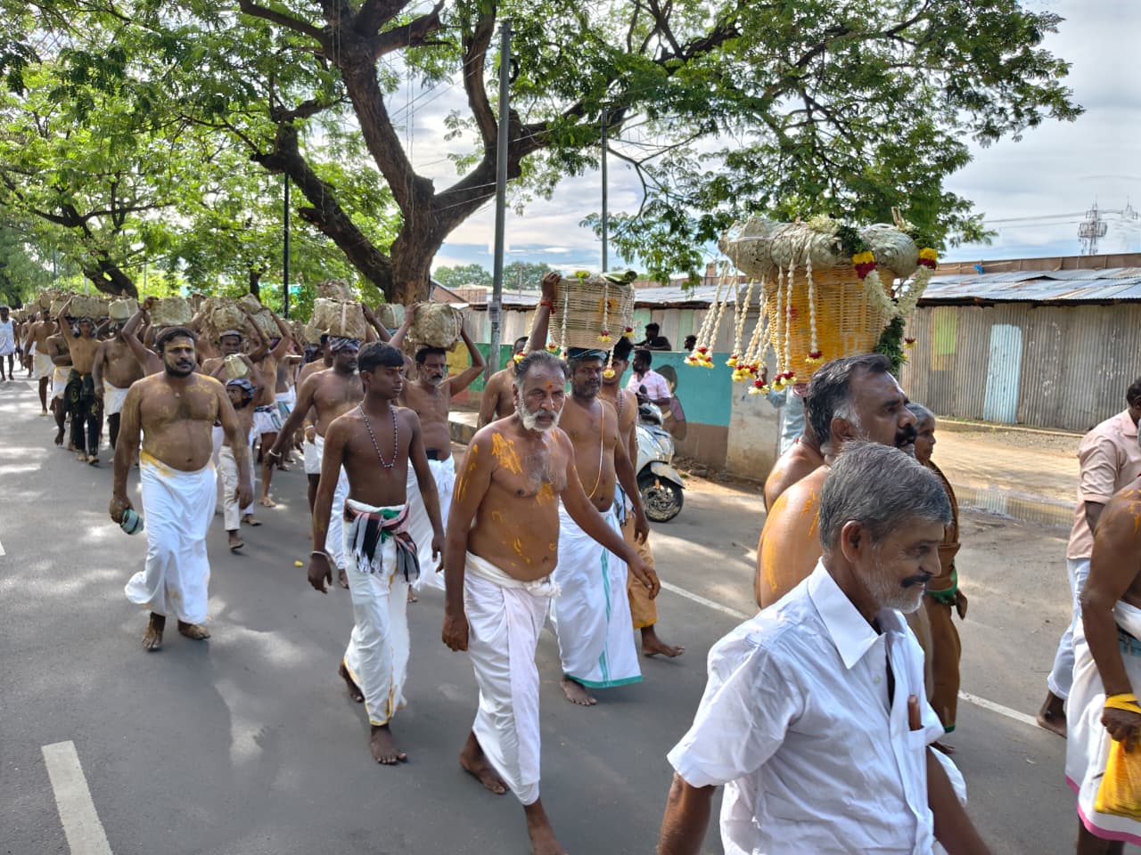மதுரை வீரன் கோவில் கனி மாற்றுத் திருவிழா..,